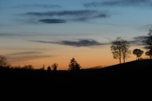 Der Abendhimmel dieses Tages kann gar nicht anders aussehen. 