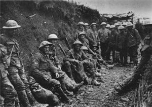 Brit. Soldaten im Schützengraben_320px-Royal_Irish_Rifles_ration_party_Somme_July_1916