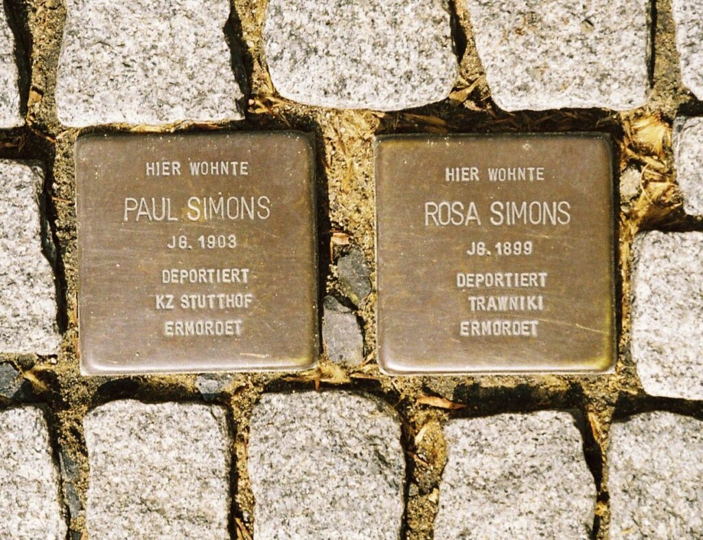 Das Niederbeugen, um die Stolpersteine lesen zu können, möge als Verbeugung in Ehrfurcht vor diesen Verfolgten, aber auch als Scham für die Greuel des Hitlerregimes verstanden werden. 