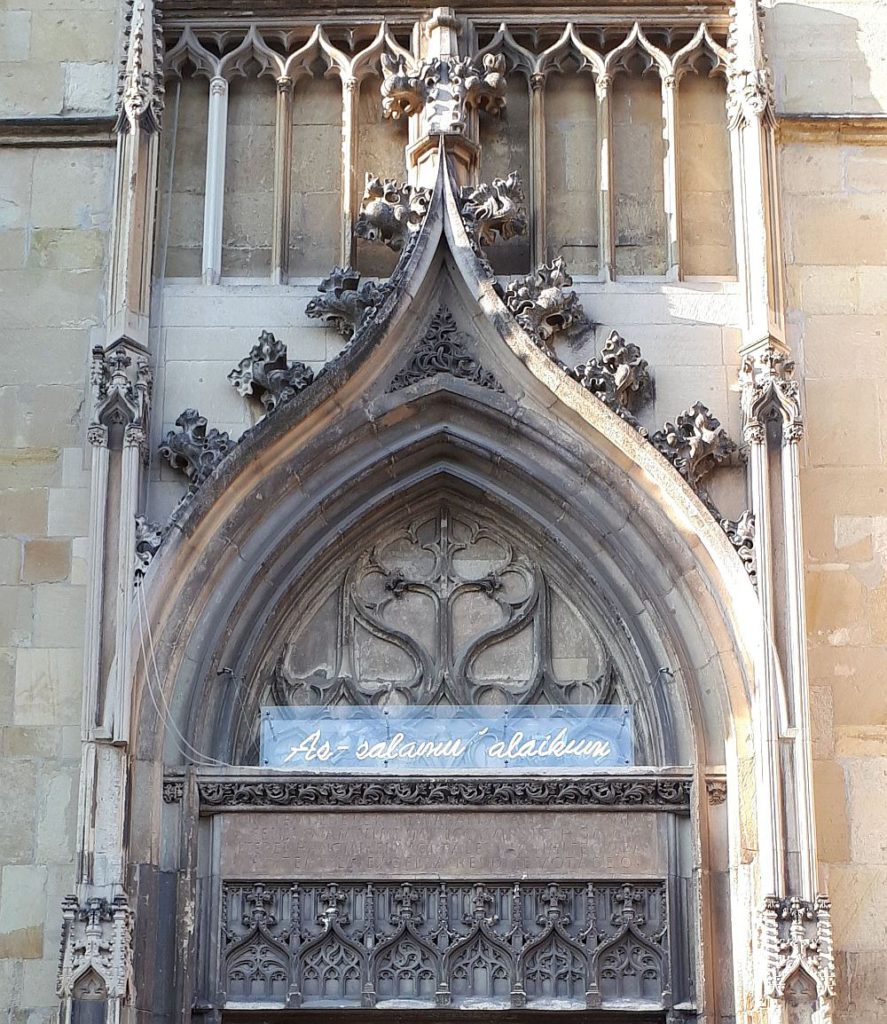 Arabischer Friedensgruß am Dom zu Münster zum Katholikentag 2018